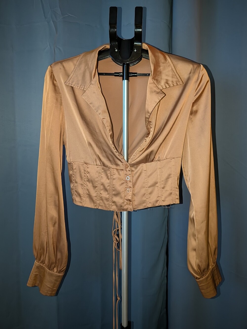 Isalis Long-Sleeve Cropped Blouse in Camel